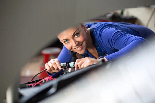 Mecânica do carro reparando a eletricidade — Fotografia de Stock