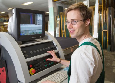 eş craftsman atölyede çalışan Kesim Makinası