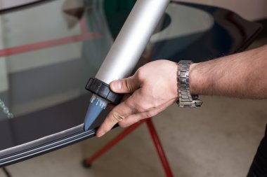 eş için ön cam Lastik conta uygulanıyor