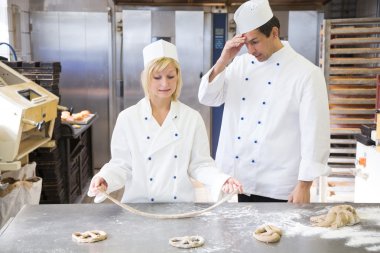 fırın simit dışarı hamur oluşturmak için çırak
