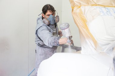 araba vücut ressamı karoser parçaları üzerinde boya püskürtme