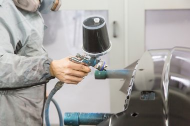 araba vücut ressamı karoser parçaları üzerinde boya püskürtme