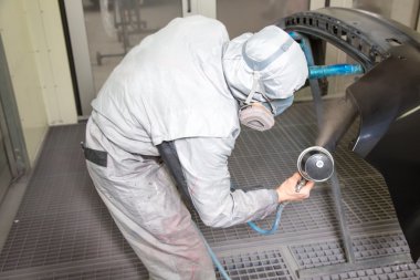 araba vücut ressamı karoser parçaları üzerinde boya püskürtme