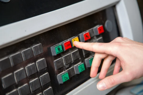 Arbeiter drückt Stopp-Taste auf einem Bedienfeld — Stockfoto