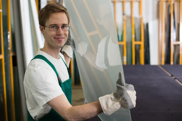 Glaszetter behandeling stuk glas in werkplaats — Stockfoto