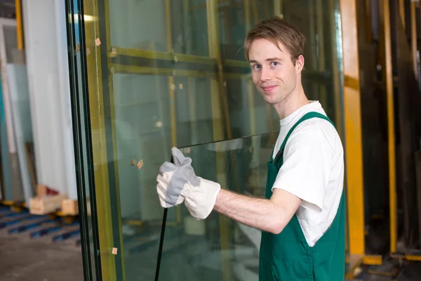 Glazier in workshop handling glass — Stock Photo, Image