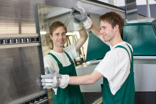 Glaser setzt Glas in Schleifmaschine — Stockfoto