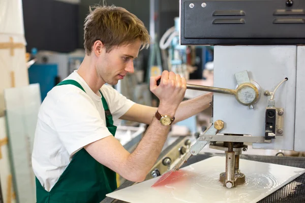 Arbetaren driver glas borrning maskin — Stockfoto
