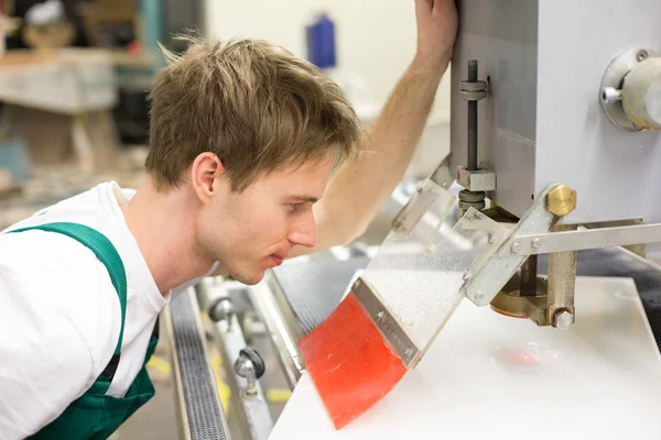 Travailleur exploite une machine de forage de verre — Photo
