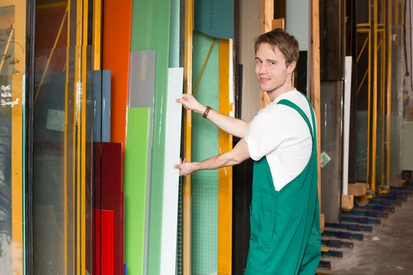 Worker in glass glazier's workshop — Stock Photo, Image