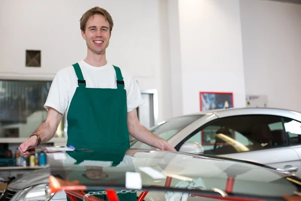 Glazier with car windshield made of glass — Stock Photo, Image