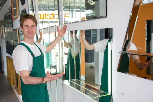 Glaszetter ambachtsman presenteren spiegels — Stockfoto