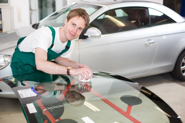 Glaszetter met auto voorruit gemaakt van glas — Stockfoto