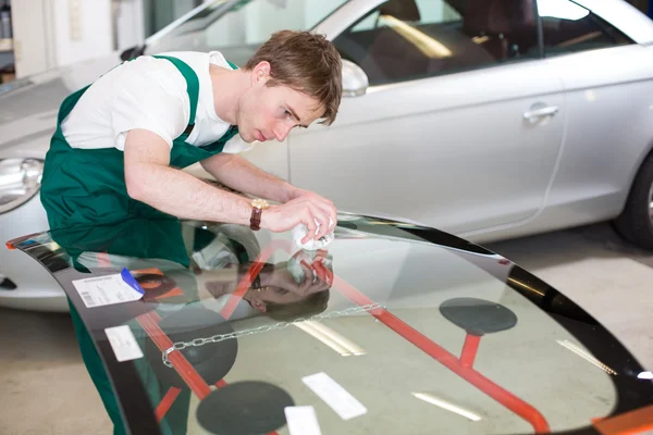 Glazier with car windshield made of glass — Stock Photo, Image