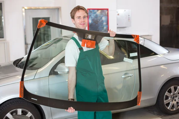 Sklenářství s čelní sklo automobilu ze skla — Stock fotografie