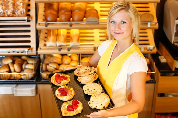 Bakkerij winkelier met cake of gebak — Stockfoto