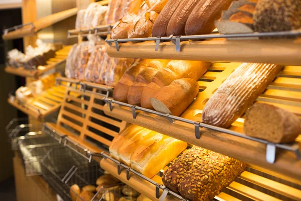 Brood in een bakkerij of baker's winkel — Stockfoto