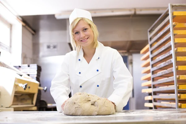 Baker hnětení těsta v pekárně — Stock fotografie