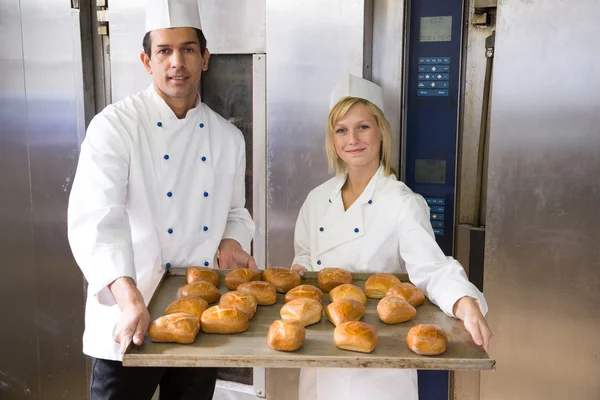 Bäcker mit Tablette Brot in Bäckerei oder Backstube — Stockfoto