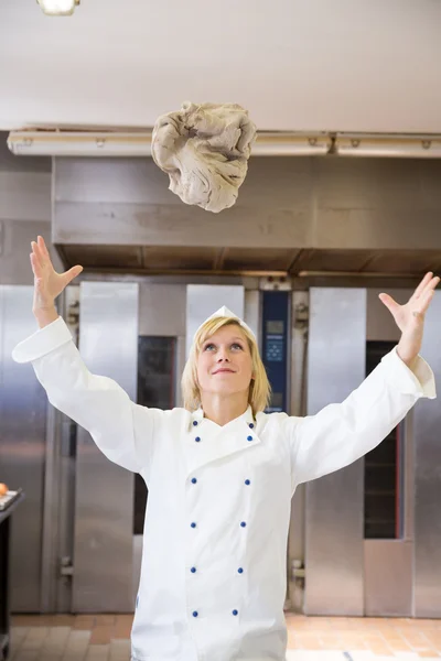 Baker jetant de la pâte à pain dans une boulangerie ou une boulangerie — Photo