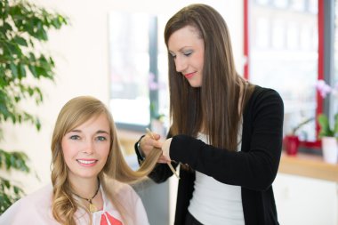 müşteriler salonda saç kesimini Kuaför