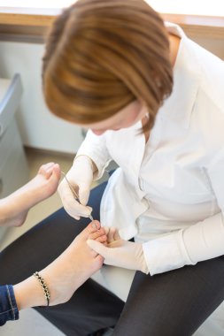 Pedikür müşterilerine ayak tırnakları için caring