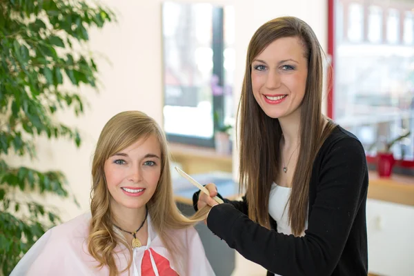 Coiffeur coupe les cheveux des clients dans le salon — Photo