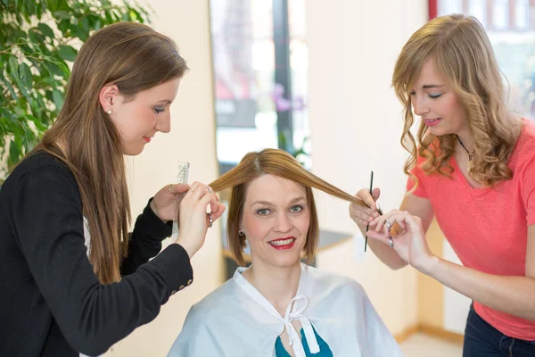Cabeleireiros clientes corte de cabelo no salão — Fotografia de Stock