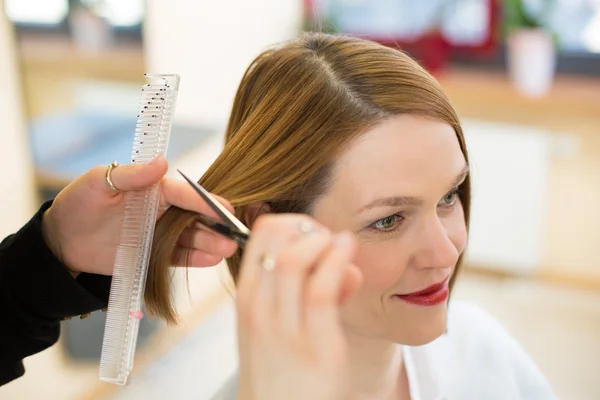 Closeup of hairdresser cutting hair — Stock Photo, Image