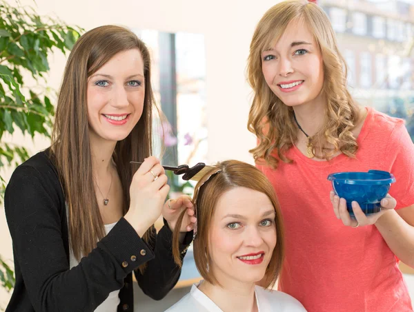 Hairdresser dying hair of client — Stock Photo, Image