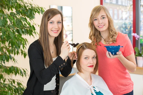 Cabeleireiro morrendo cabelo do cliente — Fotografia de Stock