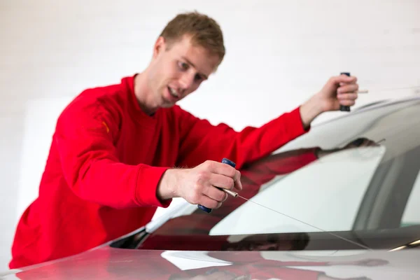 Glazier removing windshield — Stock Photo, Image