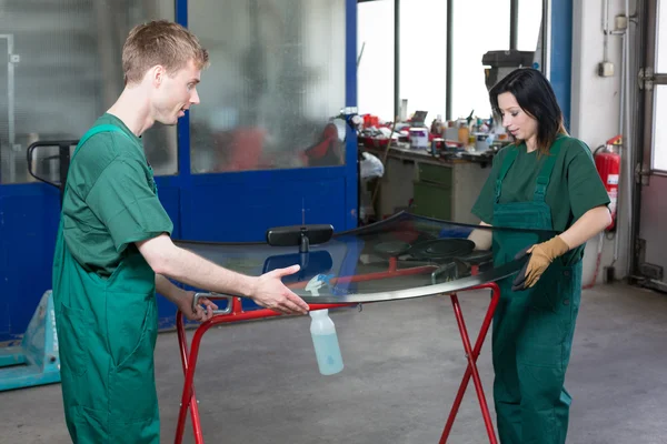 Glazier replacing windshield — Stock Photo, Image