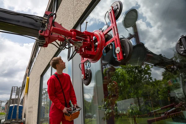 Glazier operating glass installation crane — Stock Photo, Image