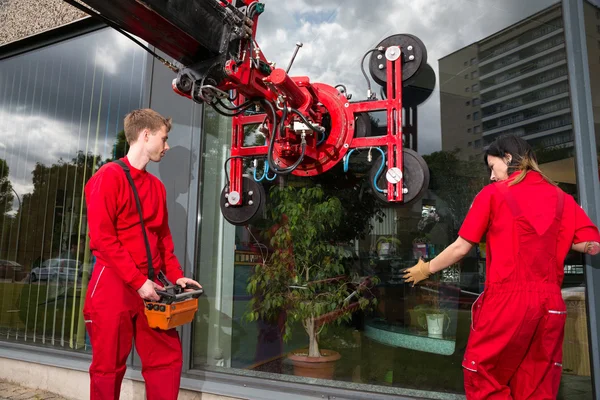 Glazier operating glass installation crane — Stock Photo, Image