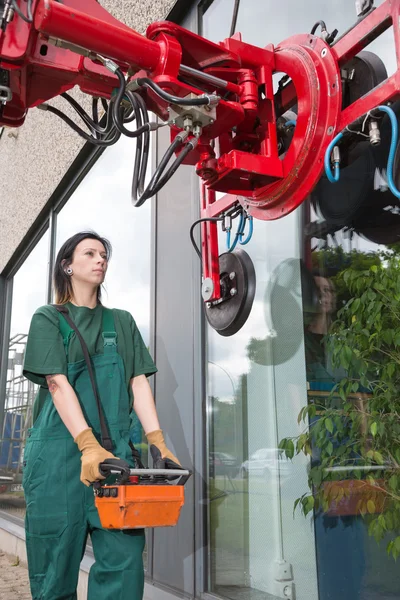 Glazier operating glass installation crane — Stock Photo, Image