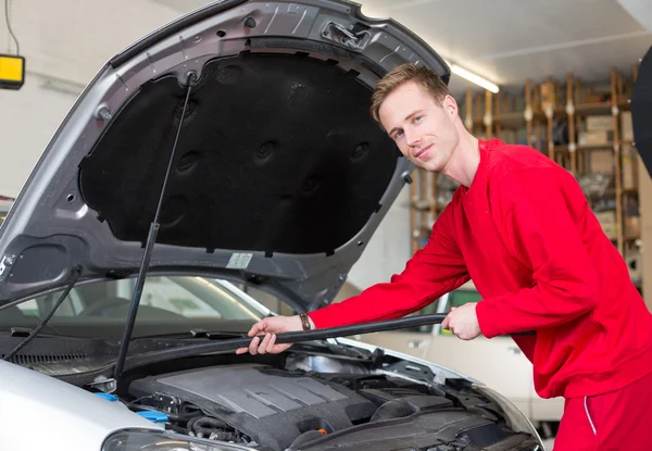 Glaszetter verwijdert afdichting ter vervanging van de voorruit — Stockfoto