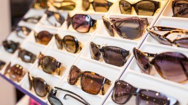 gözlük, gölgeler ve güneş gözlüğü optometrist'ın dükkanı