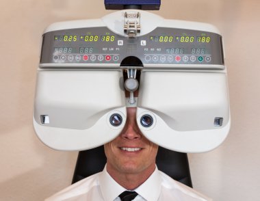 Müşteri bir optometrist veya phoropter seyir gözlükçü