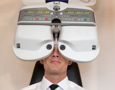 Müşteri bir optometrist veya phoropter seyir gözlükçü