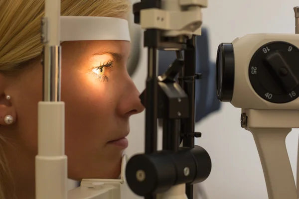 Paciente em lâmpada de fenda de optometrista ou optometrista — Fotografia de Stock