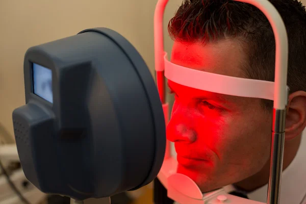 Patient at corneal topograph at optometrician or optician — Stock Photo, Image