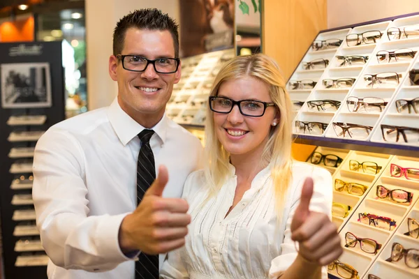 Πελάτη στο κατάστημα του optometrist επιλέγοντας τα γυαλιά — Φωτογραφία Αρχείου