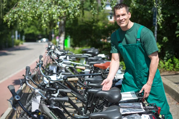 Yeni Bisiklet dükkanı müşteriye sunma Bisiklet — Stok fotoğraf