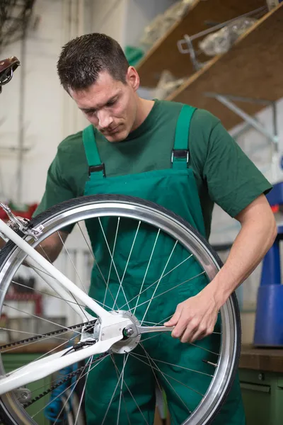 Механическое ремонтное колесо на велосипеде в мастерской — стоковое фото