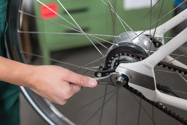 Close-up van de handen van fiets mechanic op het werk — Stockfoto