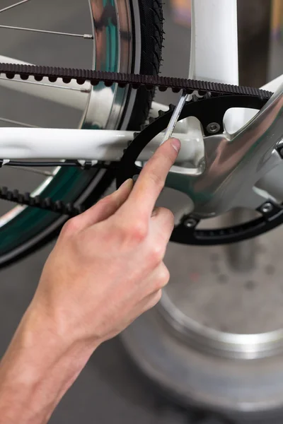 Close-up van de handen van fiets mechanic op het werk — Stockfoto