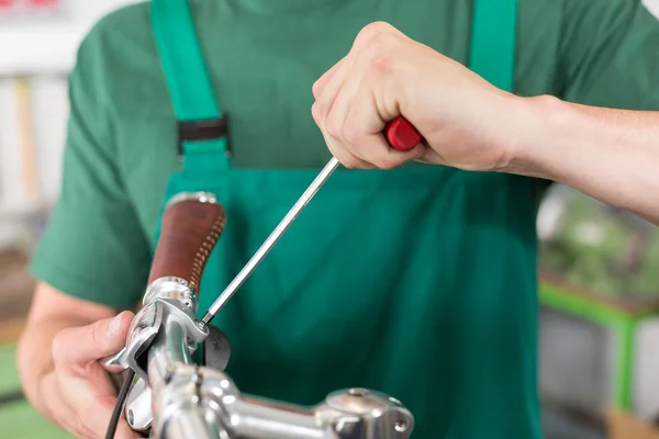 Iş yerinde bisiklet tamircisi elinde closeup — Stok fotoğraf