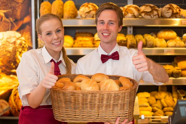 Bäcker in Bäckerei mit Korb voller Brot — Stockfoto