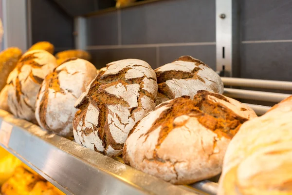 Shelf with loafs of bread in baker's shop — Stock Photo, Image